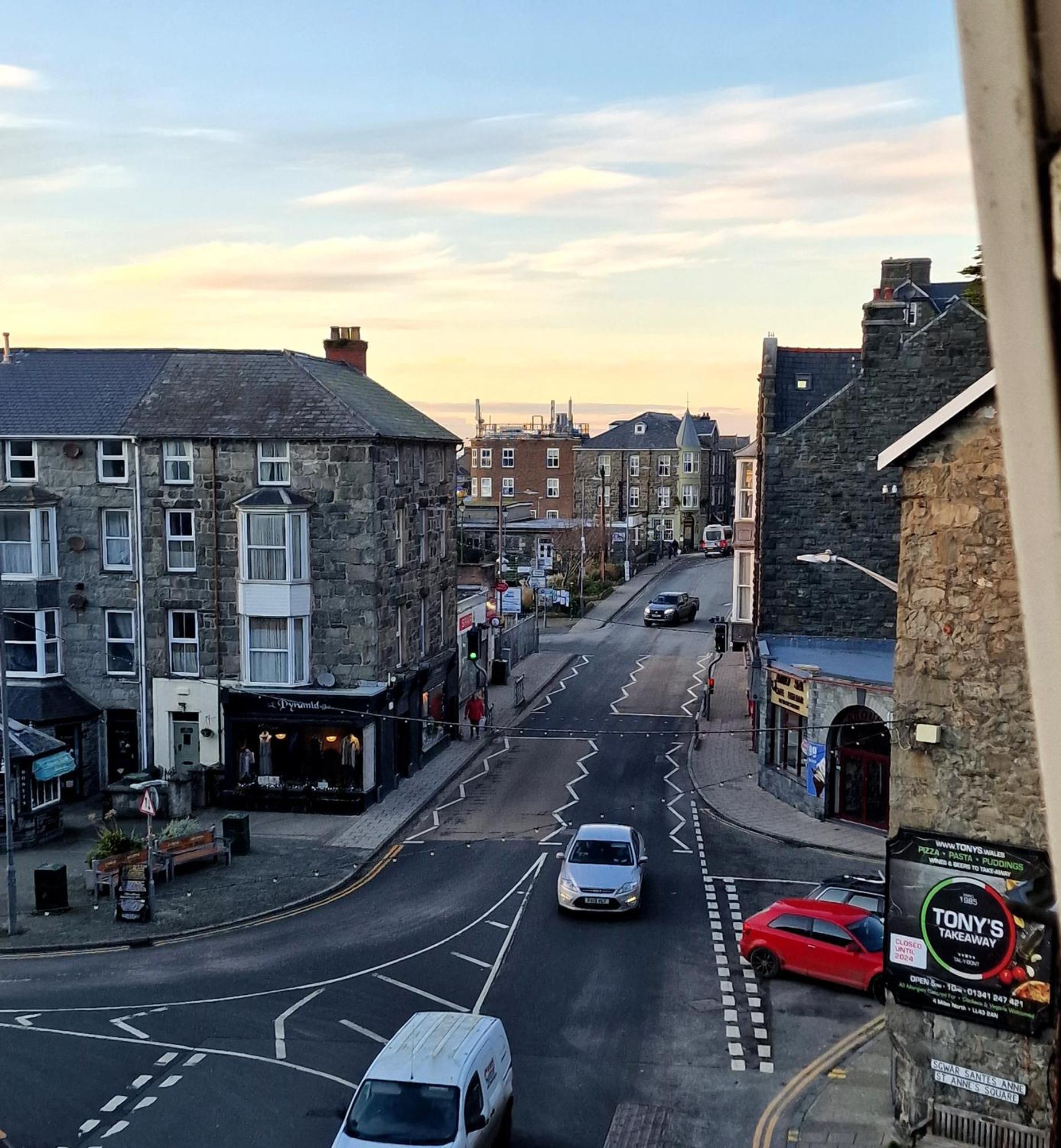 The Penthouse Ny Loft Apartment Barmouth Bagian luar foto