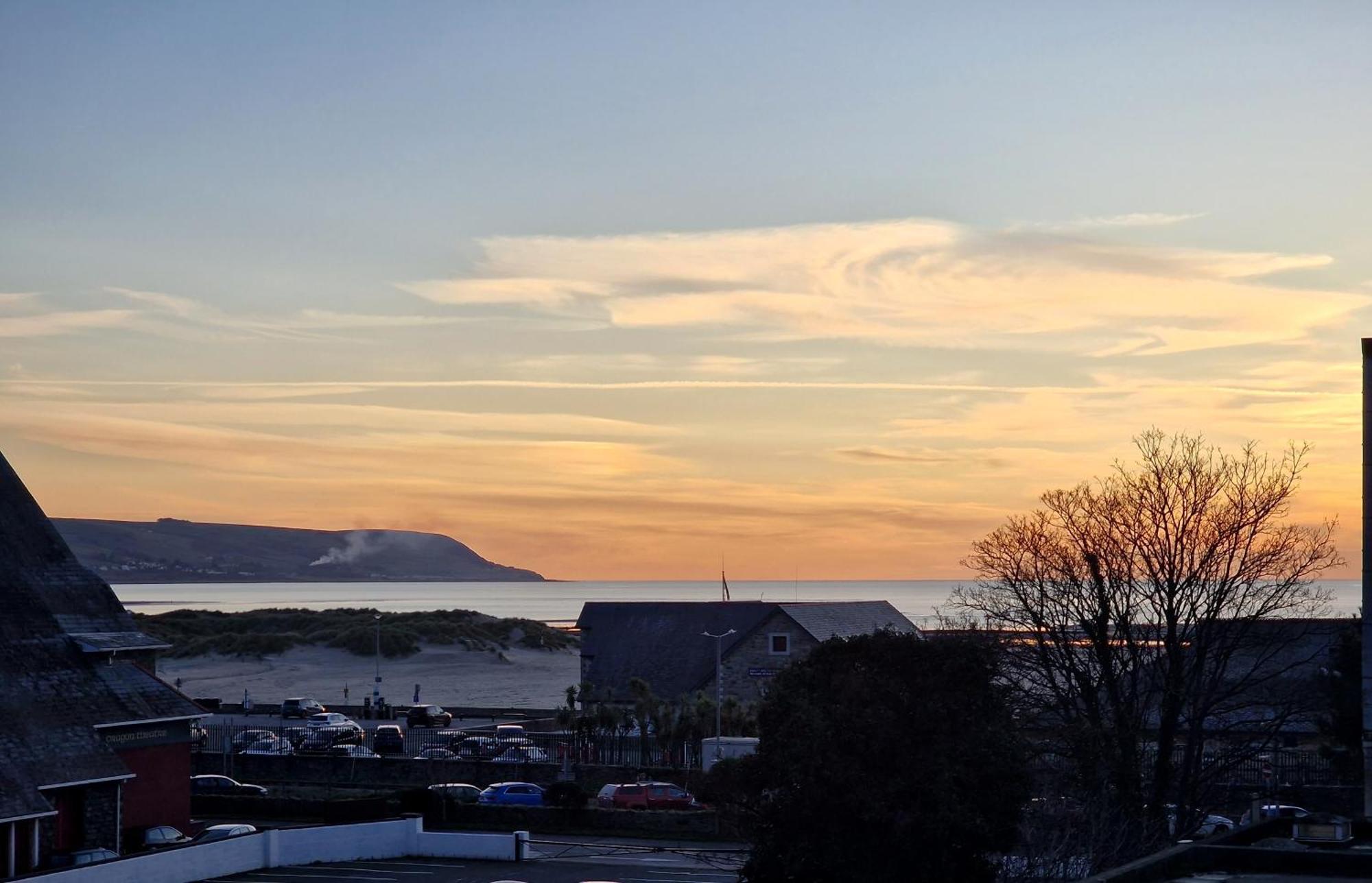 The Penthouse Ny Loft Apartment Barmouth Bagian luar foto