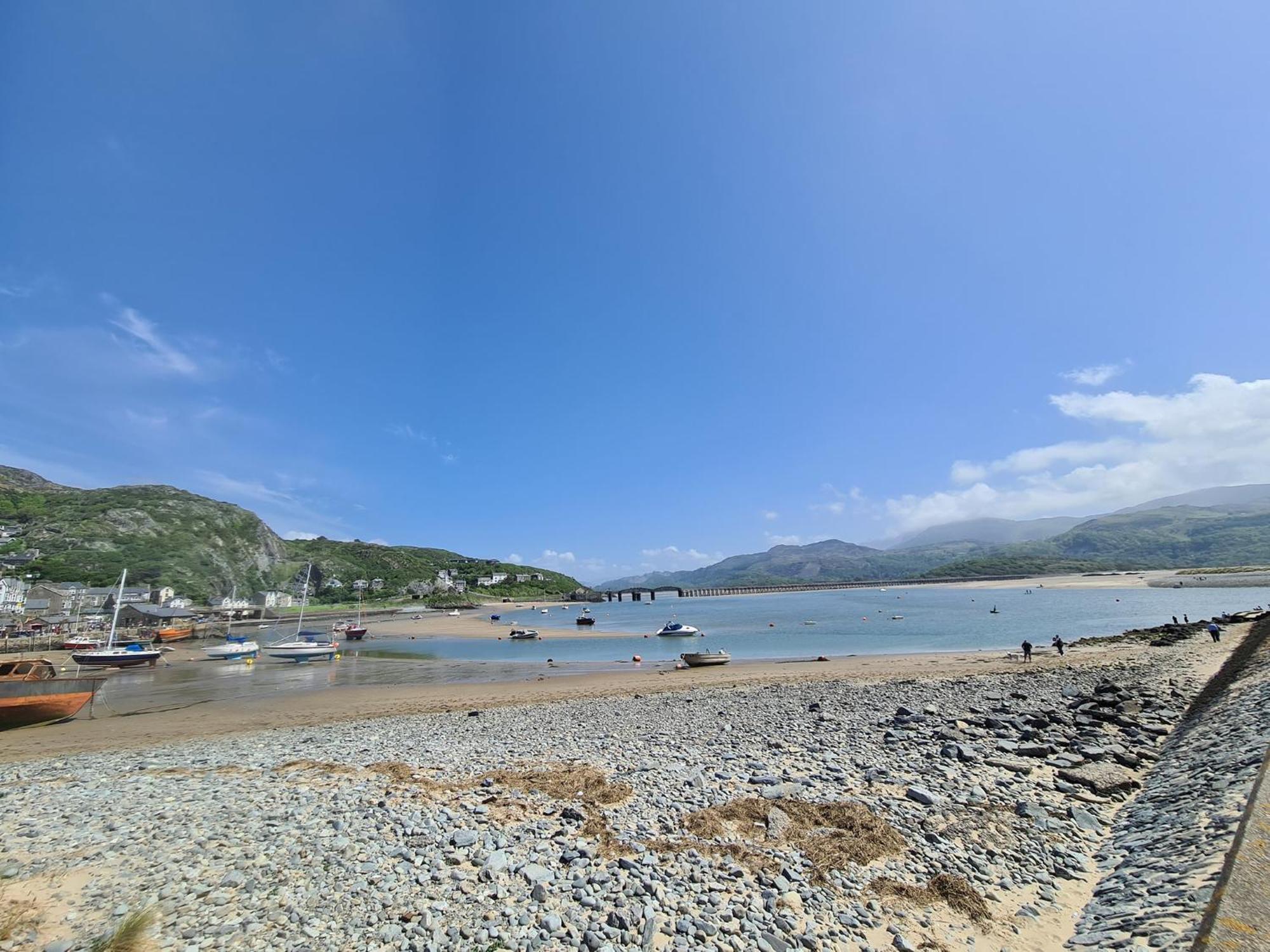 The Penthouse Ny Loft Apartment Barmouth Bagian luar foto